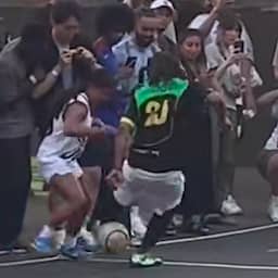 Video | Edgar Davids krijgt panna van 13-jarig meisje in New York