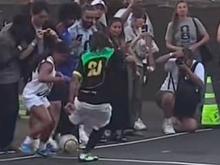 Edgar Davids krijgt panna van dertienjarig meisje in New York