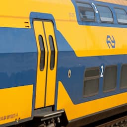 200 treinpassagiers geëvacueerd na botsing met auto op spoorwegovergang