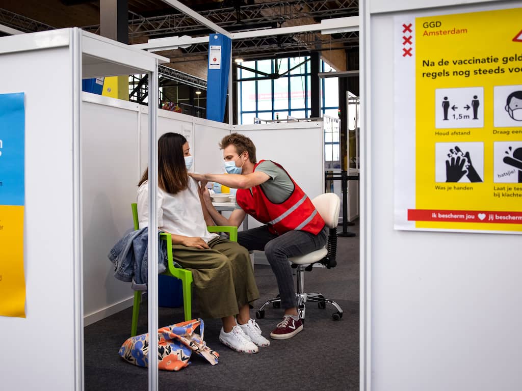 Aantal ziekenhuisopnames licht gedaald, wel iets meer positieve coronatests