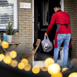 Picnic-bezorgers nemen behalve lege flessen ook kerstkaarten mee