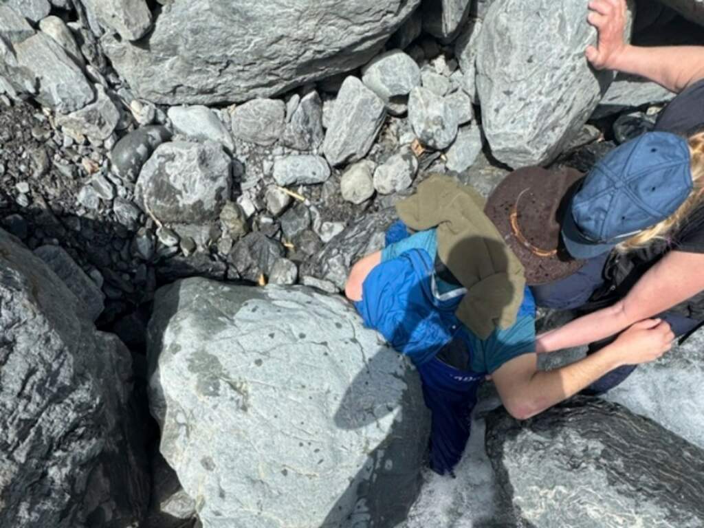 Man overleeft uren onder rotsblok van 320 kilo in beekje in Alaska