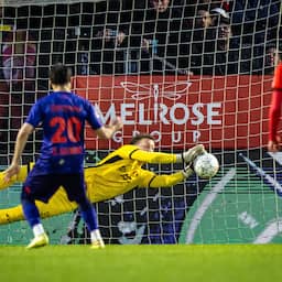 Almere City-keeper stopt penalty dankzij verjaardagscadeau: 'Boek over gelezen'
