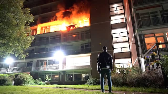 Tientallen bewoners geëvacueerd na grote brand in Rotterdams flatgebouw