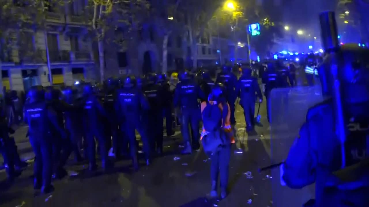 Rellen Rellen in Madrid omdat Spaanse premier Sánchez opnieuw mag regeren ...