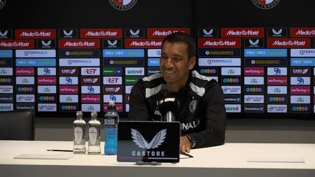 Van Bronckhorst vraagt zich af of Xavi weet dat hij Feyenoord traint