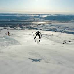 Video | Japanse skiër breekt officieus wereldrecord met sprong van 291 meter