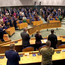 Video | Staande ovatie in Tweede Kamer na speech Zelensky