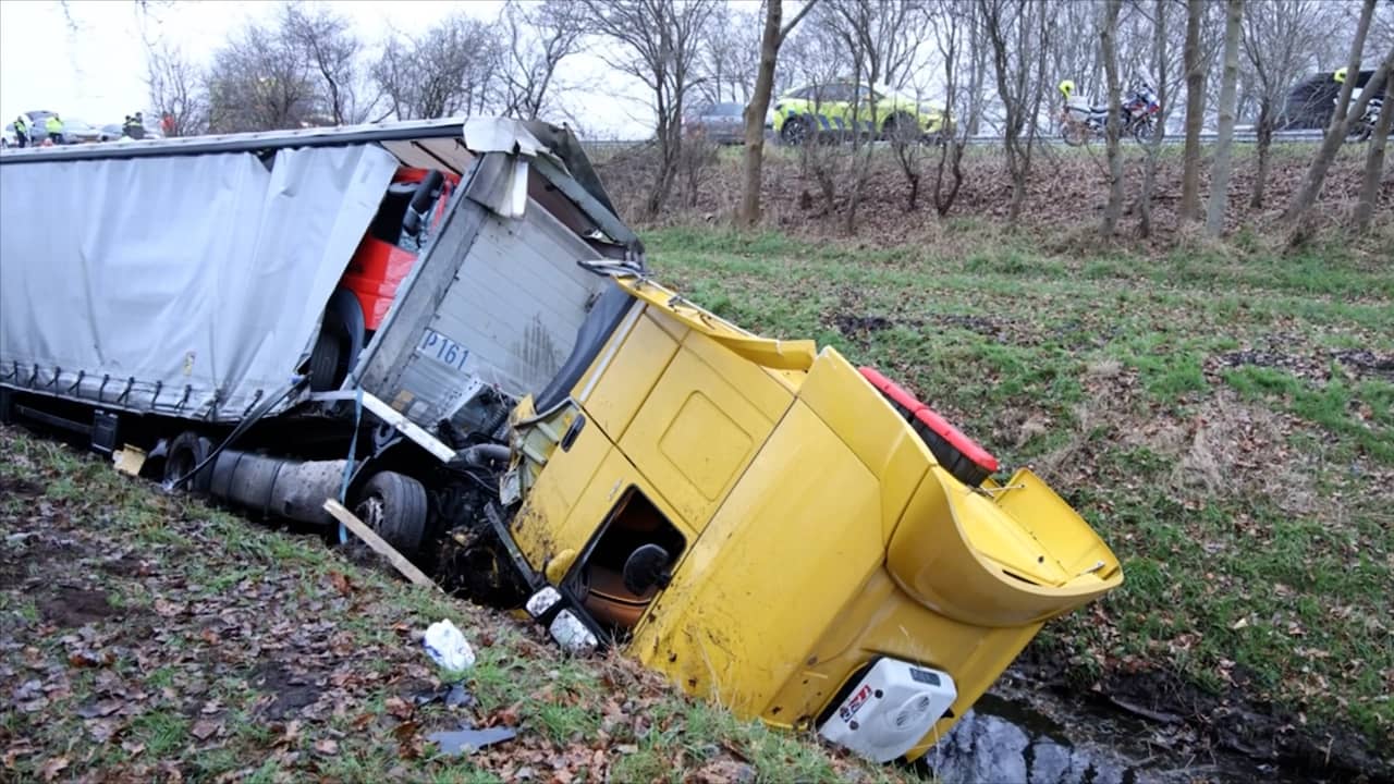 Video | Vrachtwagen ligt in sloot na botsing op A7