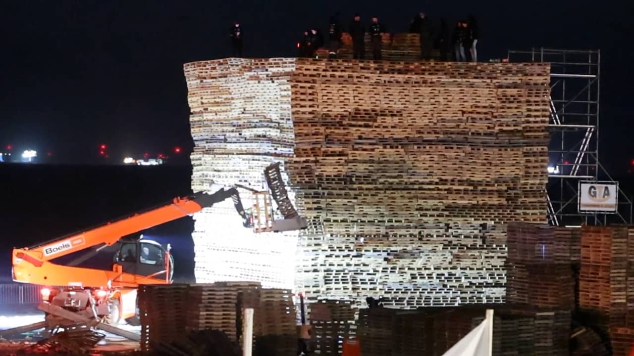 Video | Scheveningers bouwen enorme stapel pallets voor vreugdevuur