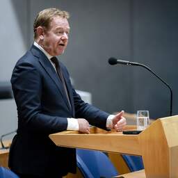 Van Weel oneens met kritiek Rekenkamer over informeren, Kamer wil debat