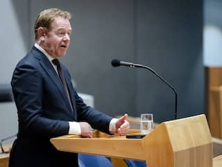 Van Weel oneens met kritiek Rekenkamer over informeren, Kamer wil debat