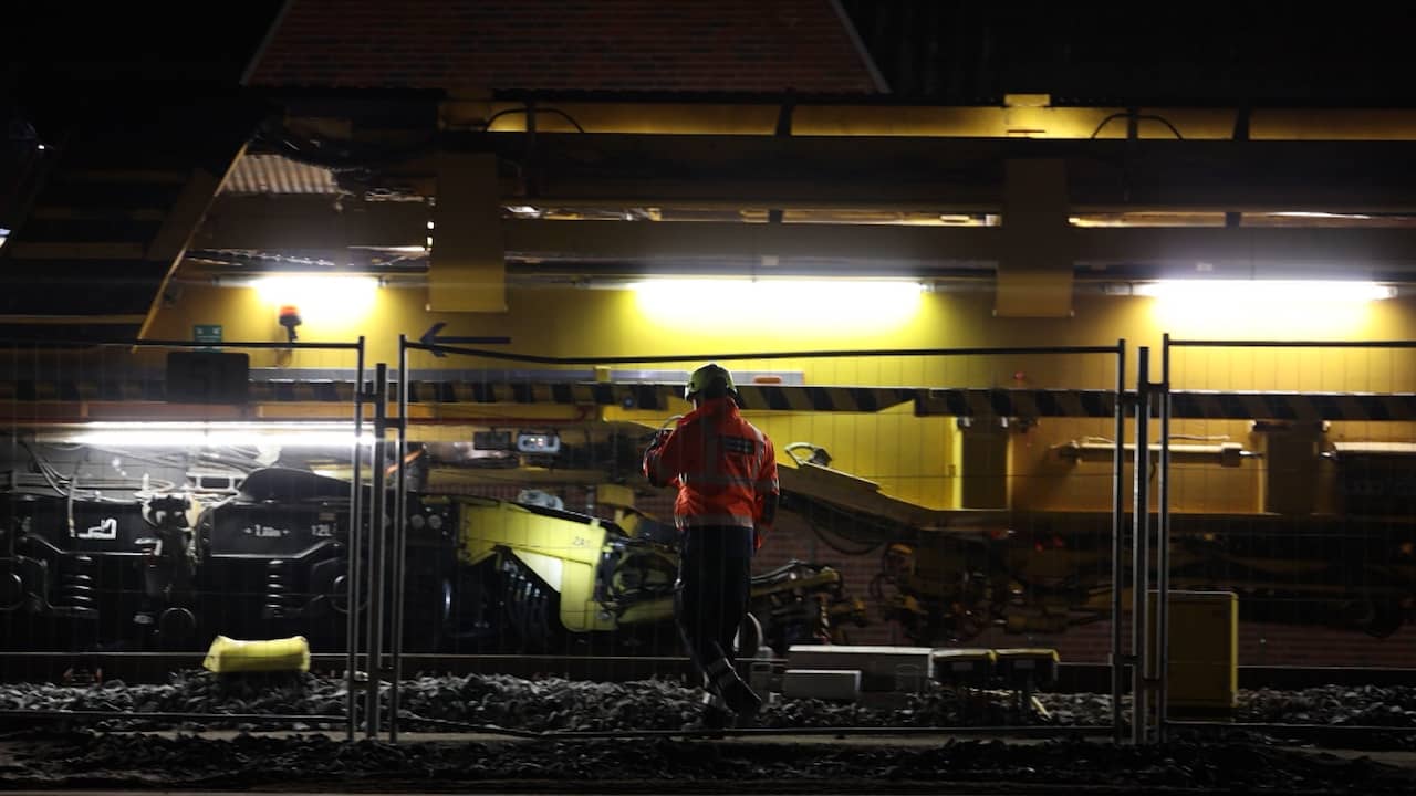 Video | Werktrein ontspoord in Vught: ProRail doet nachtelijk onderzoek