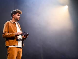Bedreigde schrijver Pim Lammers duikt op bij boekenbal en leest hét gedicht voor
