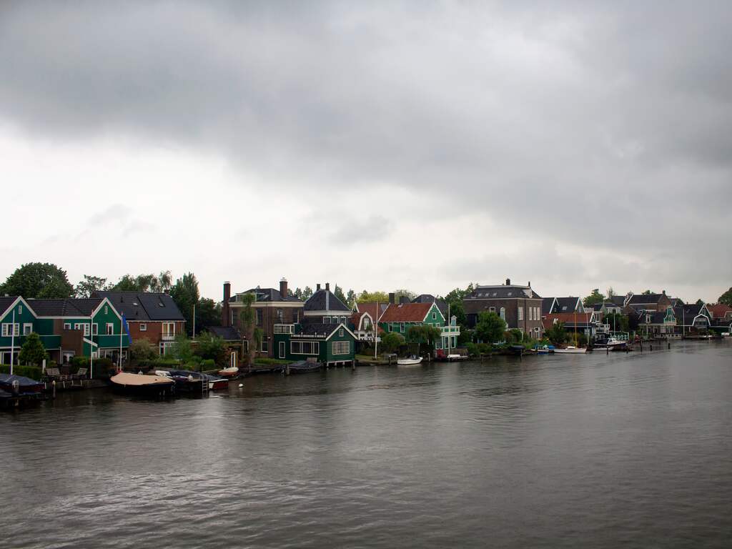 Weerbericht | Hollands zomerweer met buien, stevige wind én zon