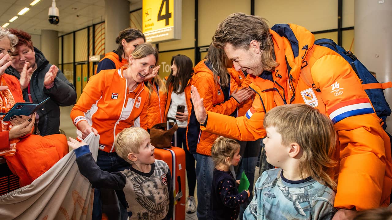 Nederlandse olympiërs bij terugkeer op Schiphol onthaald met oranje loper
