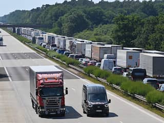 Vrachtwagens mogen vanwege lage Rijnstand tijdelijk ook zondag Duitse weg op