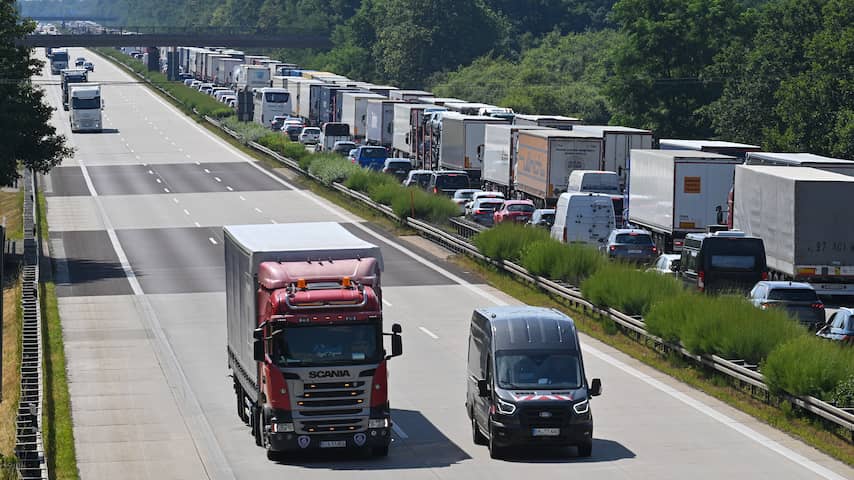 Vrachtwagens mogen vanwege lage Rijnstand tijdelijk ook zondag Duitse weg op