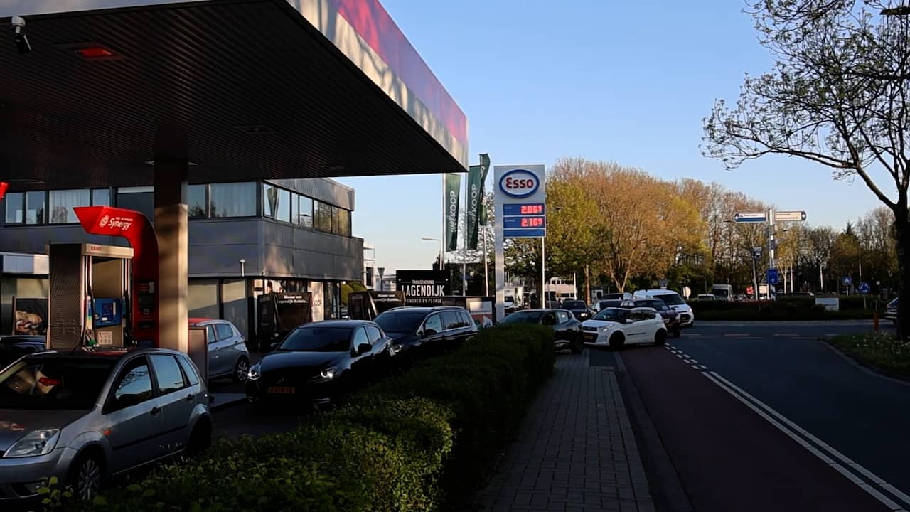 Video | Hoge korting op benzine leidt tot lange rijen in 's-Gravenzande