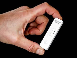 Coronazelftest voor scholieren wordt niet verplicht, wel 'indringend advies'