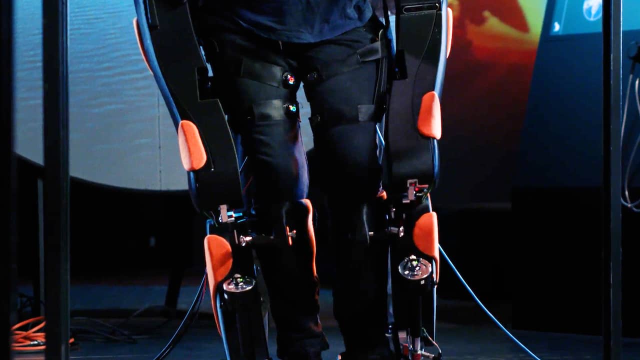Video | Man met dwarslaesie kan met exoskelet van TU Delft weer lopen
