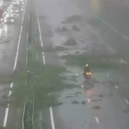 Video | Motorrijder negeert rode kruizen op A15 en slalomt t