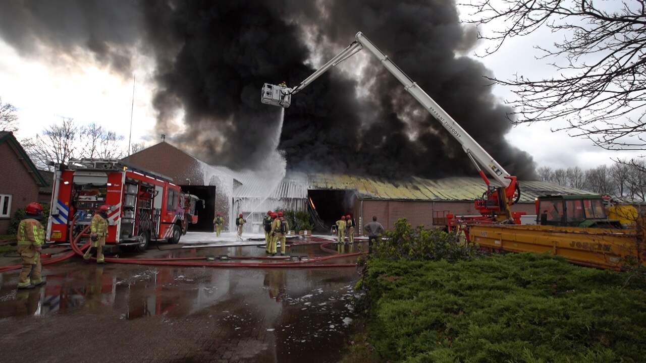 Video | Zeer grote brand in loods in Vessem