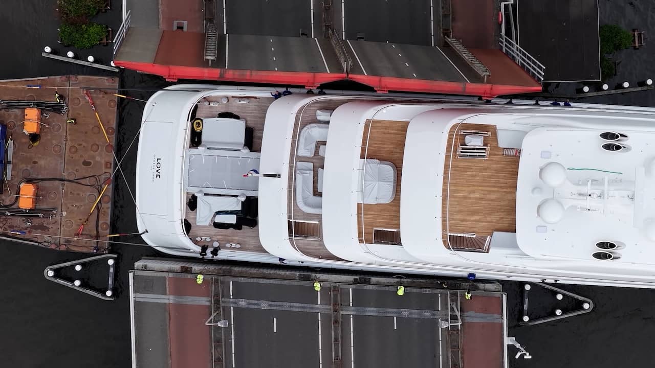 Video | Megajacht wurmt zich door smalle brugopeningen in Alphen aan den Rijn