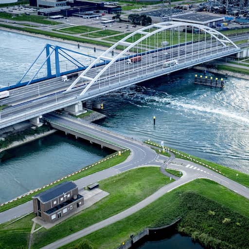 Illustratie bij: Verkeer A15 moet zeker maand over vluchtstrook vanwege scheuren in brug
