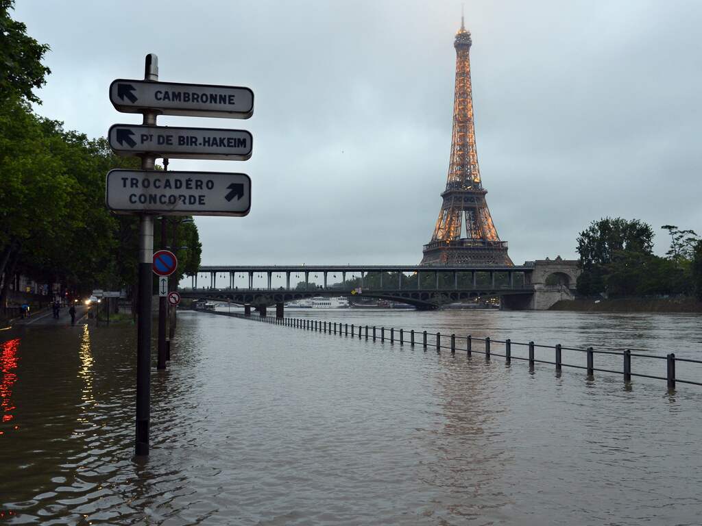 De Seine bij de Eiffeltoren is donderdag overstroomd door de zware regenval in Frankrijk.