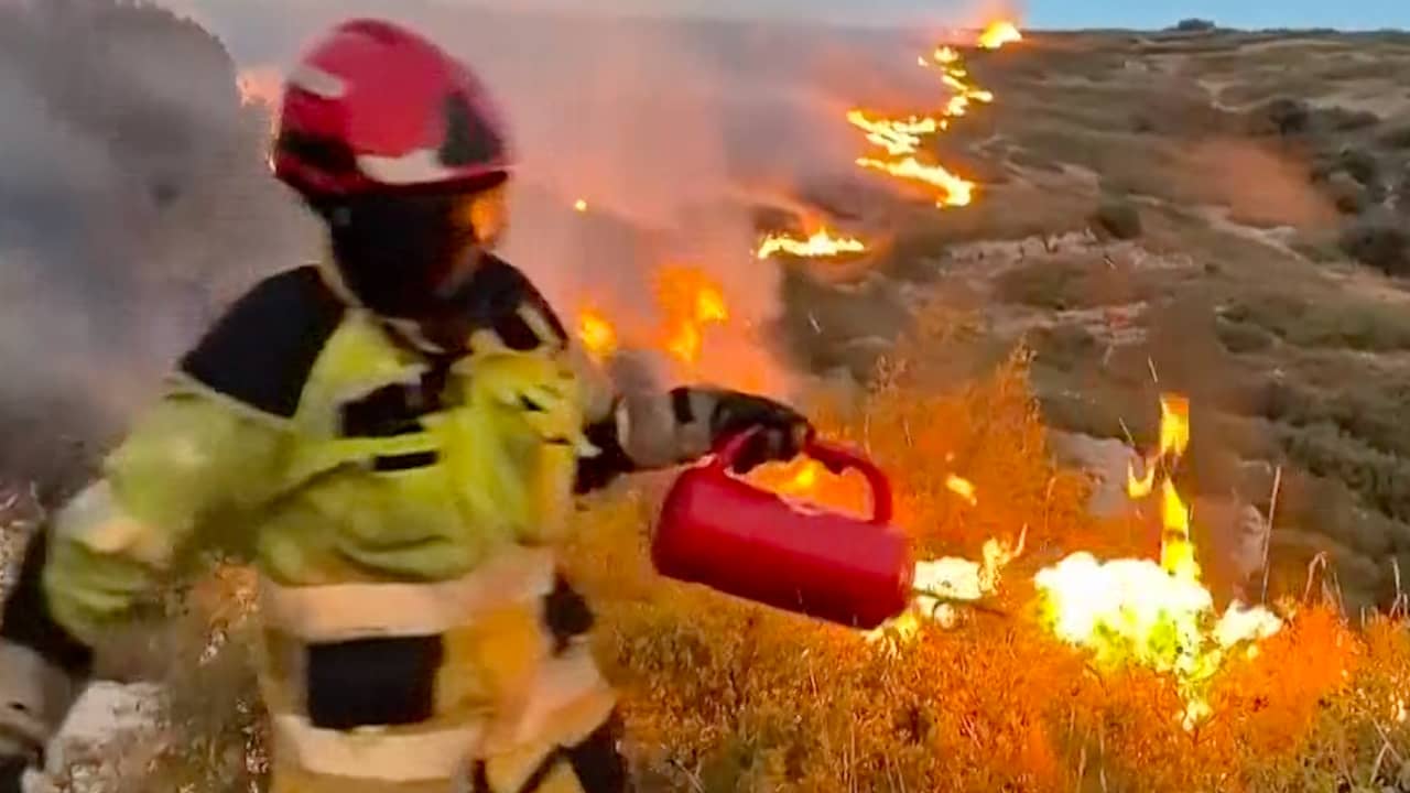 Spaanse brandweer steekt expres bosjes in brand tijdens blussen