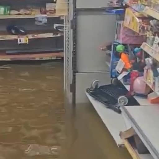 Illustratie bij: Video | Klanten waden door ondergelopen supermarkt terwijl Bangkok blank staat