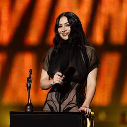 Charli xcx grote winnaar BRIT Awards, verzilvert vier van vijf nominaties
