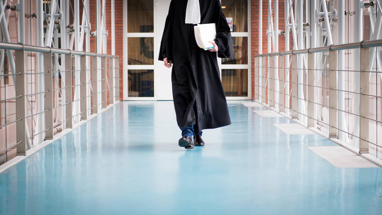 - error: Oud-politieagent vrijgesproken van verkrachting 17-jarig meisje in ...