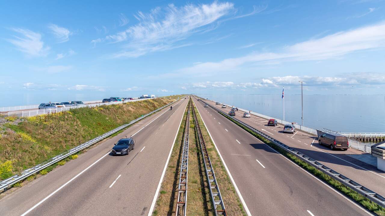 Verkeer vanuit Friesland korte tijd gestremd door storing brug Afsluitdijk