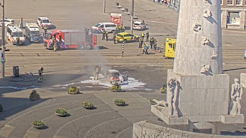 Auto na ontploffing uitgebrand op de Dam, mogelijk opzet in het spel | Binnenland | NU.nl