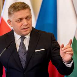Slowaakse premier Fico neergeschoten en gewond naar ziekenhuis afgevoerd