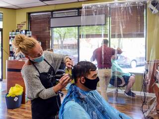 België laat kappers eerder dan verwacht weer knippen om welzijn te vergroten