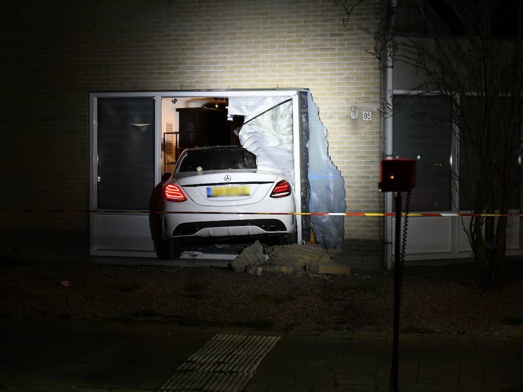 Auto rijdt woonkamer binnen in Hoorn, geen gewonden