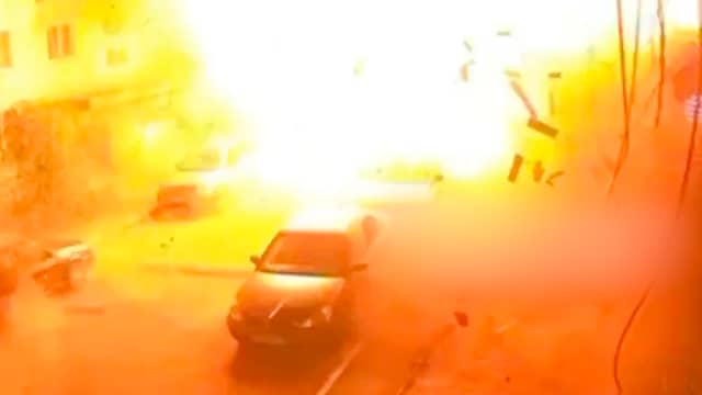 Bewakingscamera filmt dodelijke aanval op Oekraïense woonwijk