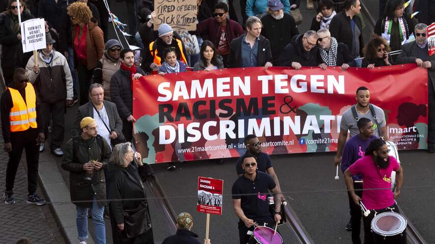 Wat is het verschil tussen racisme en discriminatie? | Stelling en