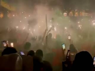 Marokkaanse fans steken vuurwerk af en zingen 'Dima Maghreb' in Houston