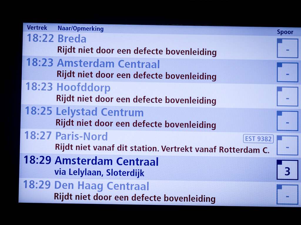 Nauwelijks treinen tussen Schiphol en Amsterdam door defecte bovenleiding