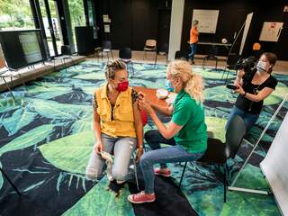 Hoelang werken de coronavaccins? Dit weten we nu