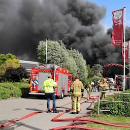 Brand in pand Zwaanshoek, zwarte rookwolken op grote afstand