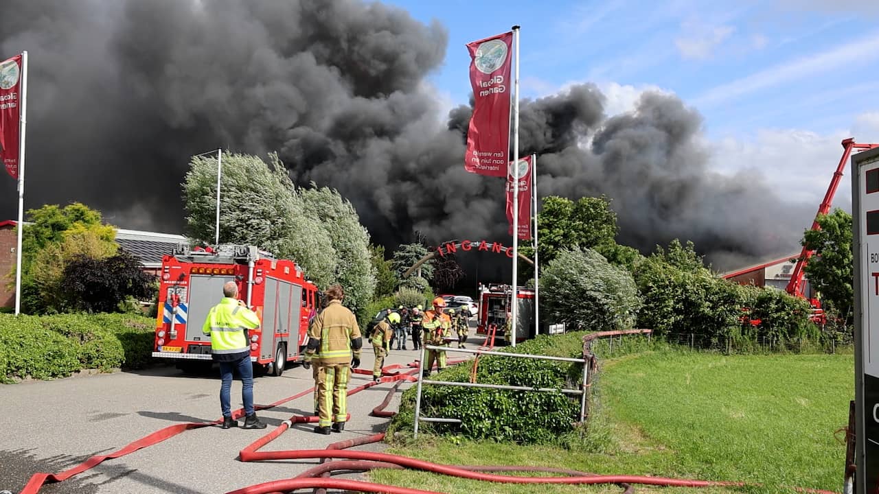 Brand in pand Zwaanshoek, zwarte rookwolken op grote afstand te zien