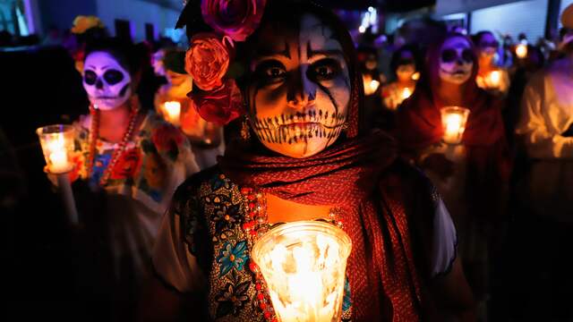 Duizenden mensen eren hun voorouders tijdens Dag van de Doden