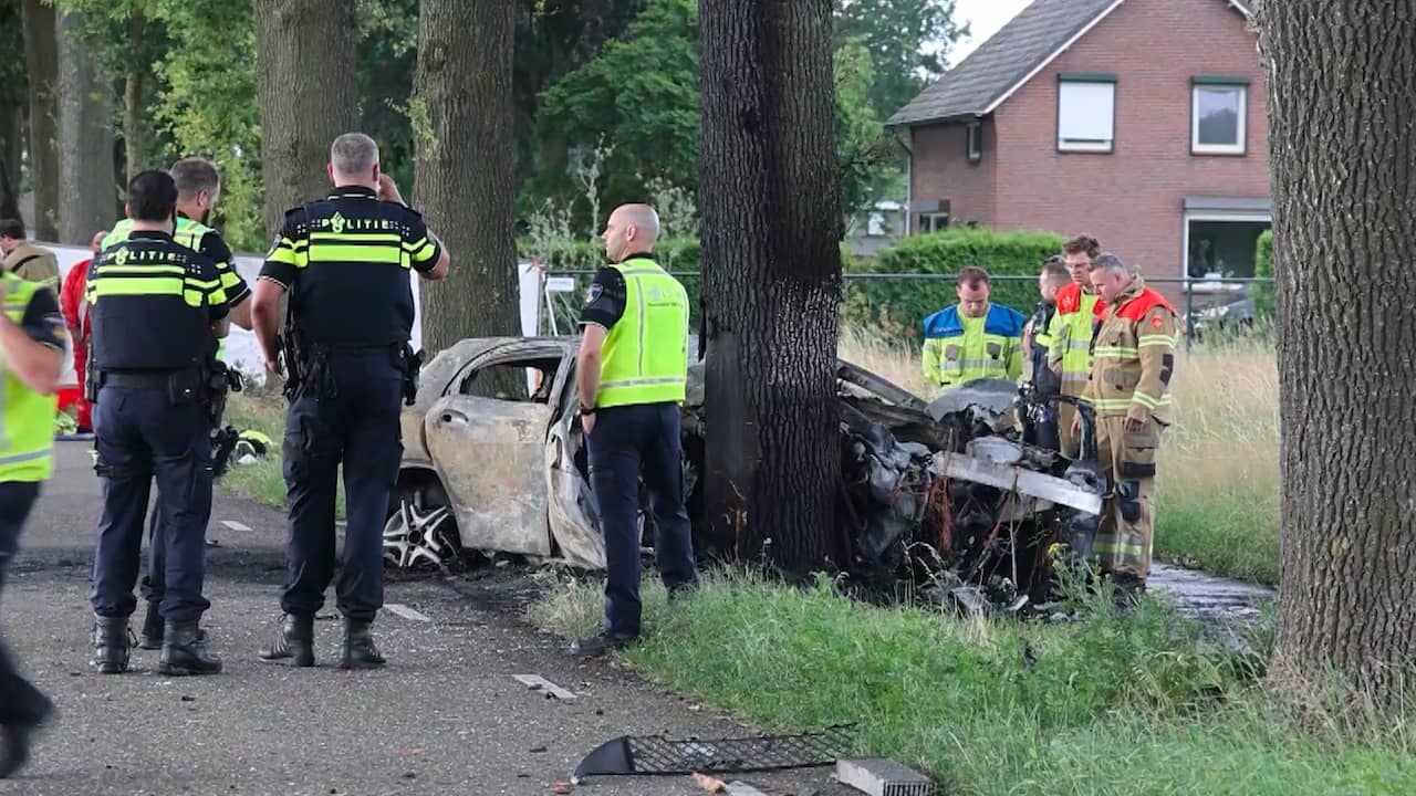 Video | Auto volledig verwoest bij dodelijk ongeval in Brabants dorp