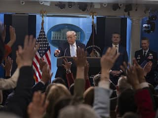 Wankele Trump probeert met het uitsluiten van de pers een toon te zetten
