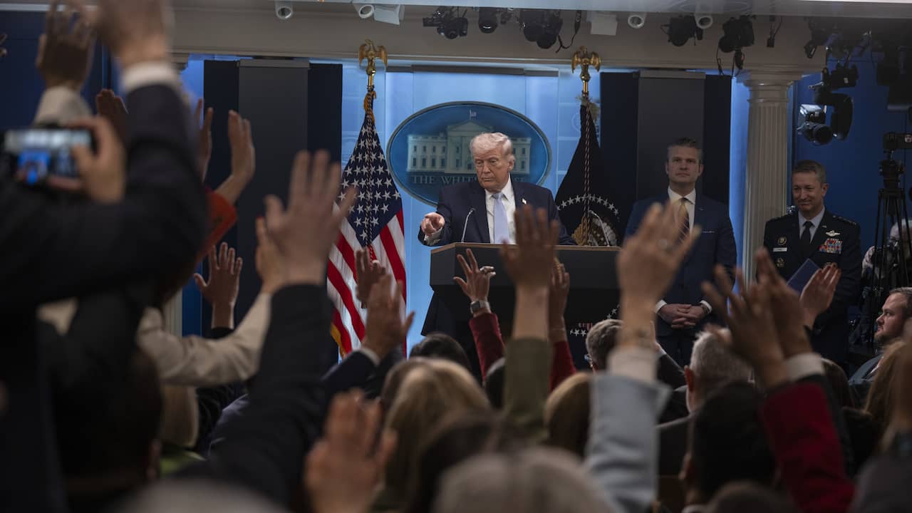 Foto bij Wankele Trump probeert met het uitsluiten van de pers een toon te zetten